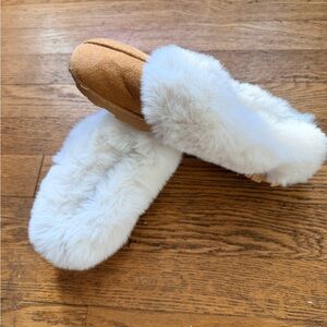 Plush White and Tan Women's Slippers Size 8 Excellent Condition Fall Winter